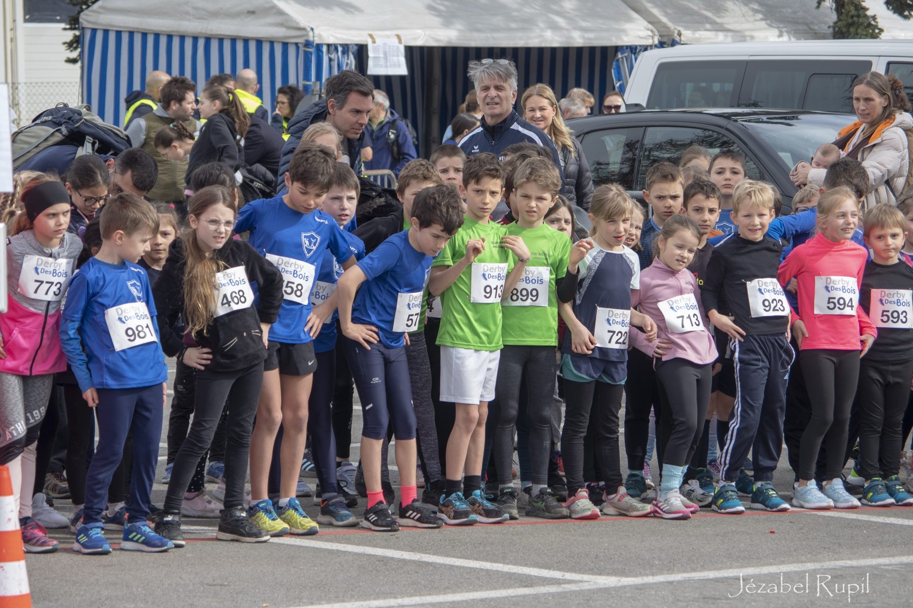 A start line full of children wearing Derby des Bois bibs