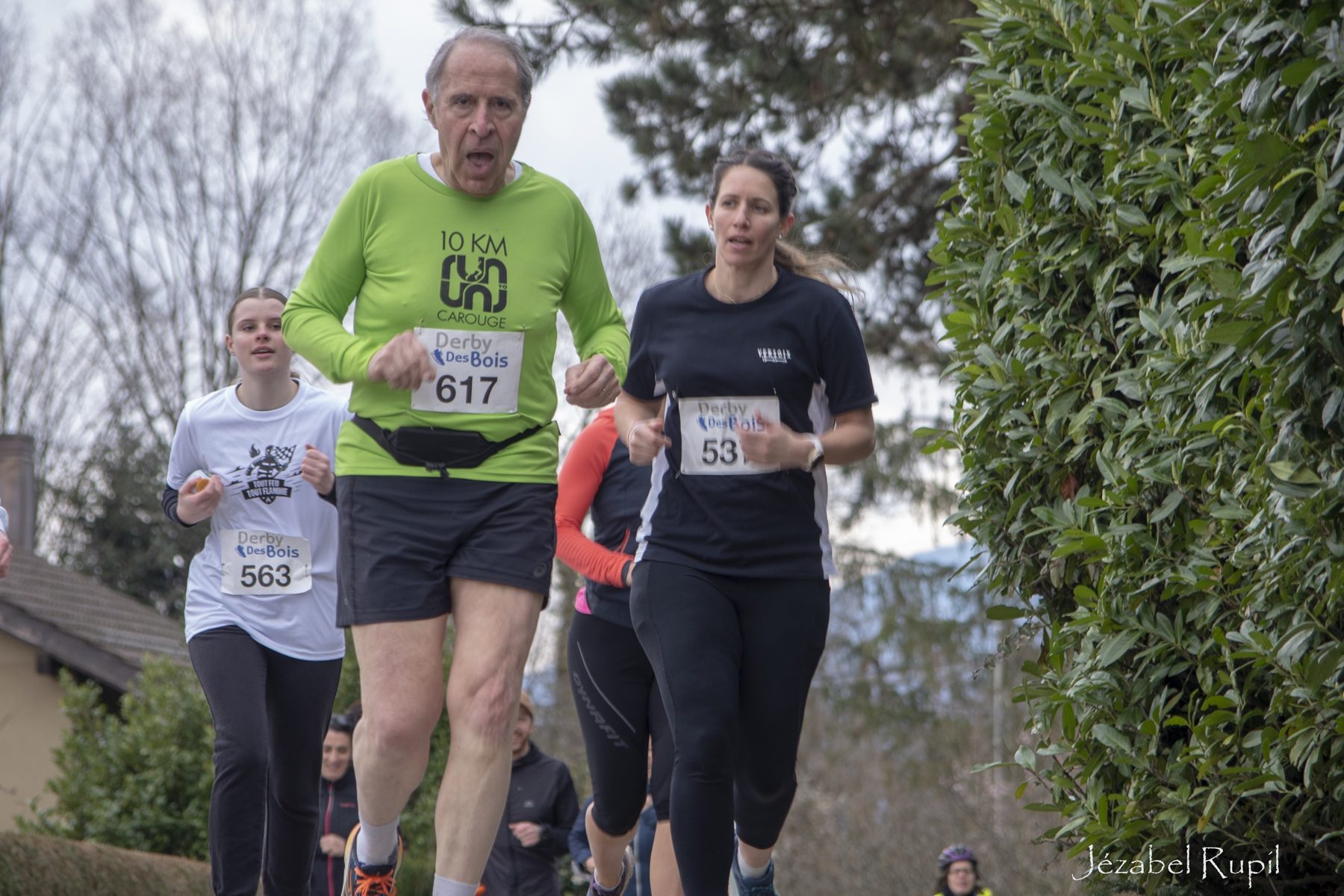 A veteran runner and a woman running side by side
